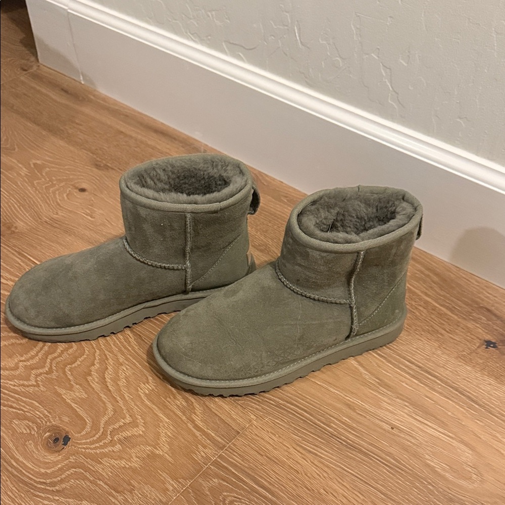 Mini green uggs - Picture 2 of 4